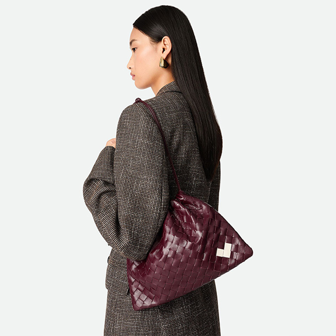 bottega veneta medium dustbag intrecciato leather drawstring crossbody pouch #796728